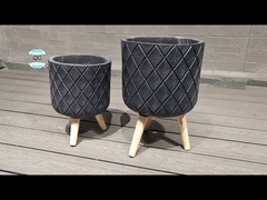 Elegante plantador de fibra de argila com acabamento esculpido à mão