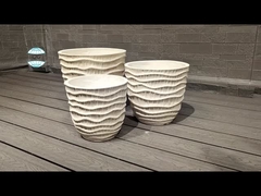 Potes de flores de argila composta de creme com desenho esculpido à mão suave