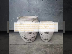 cinzento com algumas manchas bege em torno do vaso de fibra de argila com uma textura desgastada e manchada, leve, durável, de baixa manutenção, vaso de flores, decoração de escritório de Villa de férias, projeto de paisagismo de jardim