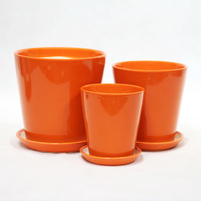 Decoração de interiores Potes de cerâmica laranja artesanais com buracos de drenagem