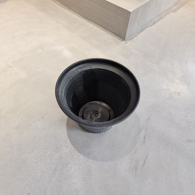 Potes de plástico com buracos de drenagem