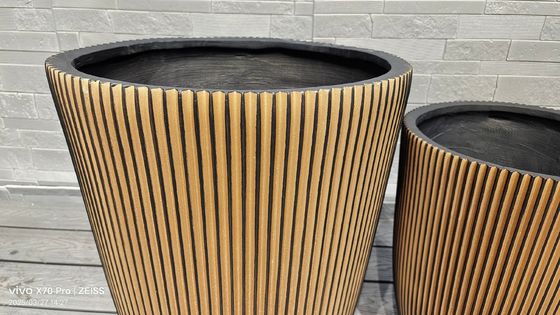 Planta de fibra de argila esculpida à mão melhora sua decoração interior sem esforço
