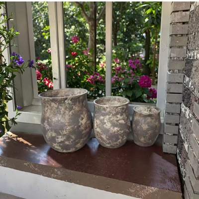 cinzento com algumas manchas bege em torno do vaso de fibra de argila com uma textura desgastada e manchada, leve, durável, de baixa manutenção, vaso de flores, decoração de escritório de Villa de férias, projeto de paisagismo de jardim