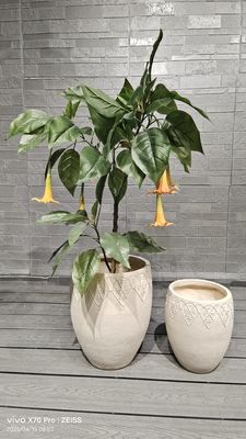 Plantação de argila de fibra cilíndrica beige neutra com detalhes florais intrincados leve durável pouca manutenção flor de vaso de férias decoração de escritório villa projeto de paisagismo jardim