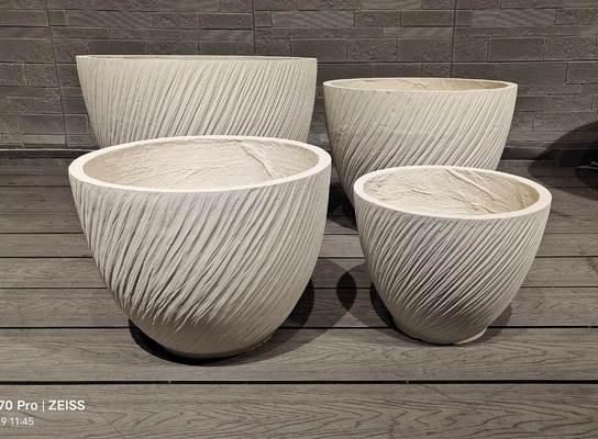 visual contemporâneo branco com efeito listrado fluído vaso de fibra de argila redondo leve durável baixa manutenção vaso de flores decoração de escritório Villa de férias projeto de paisagismo de jardim