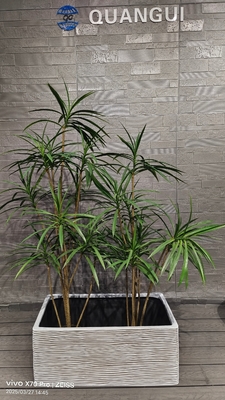 Vasos de flores brancos únicos empilhados horizontalmente em anéis para projetos de paisagismo retangulares em fibra de argila